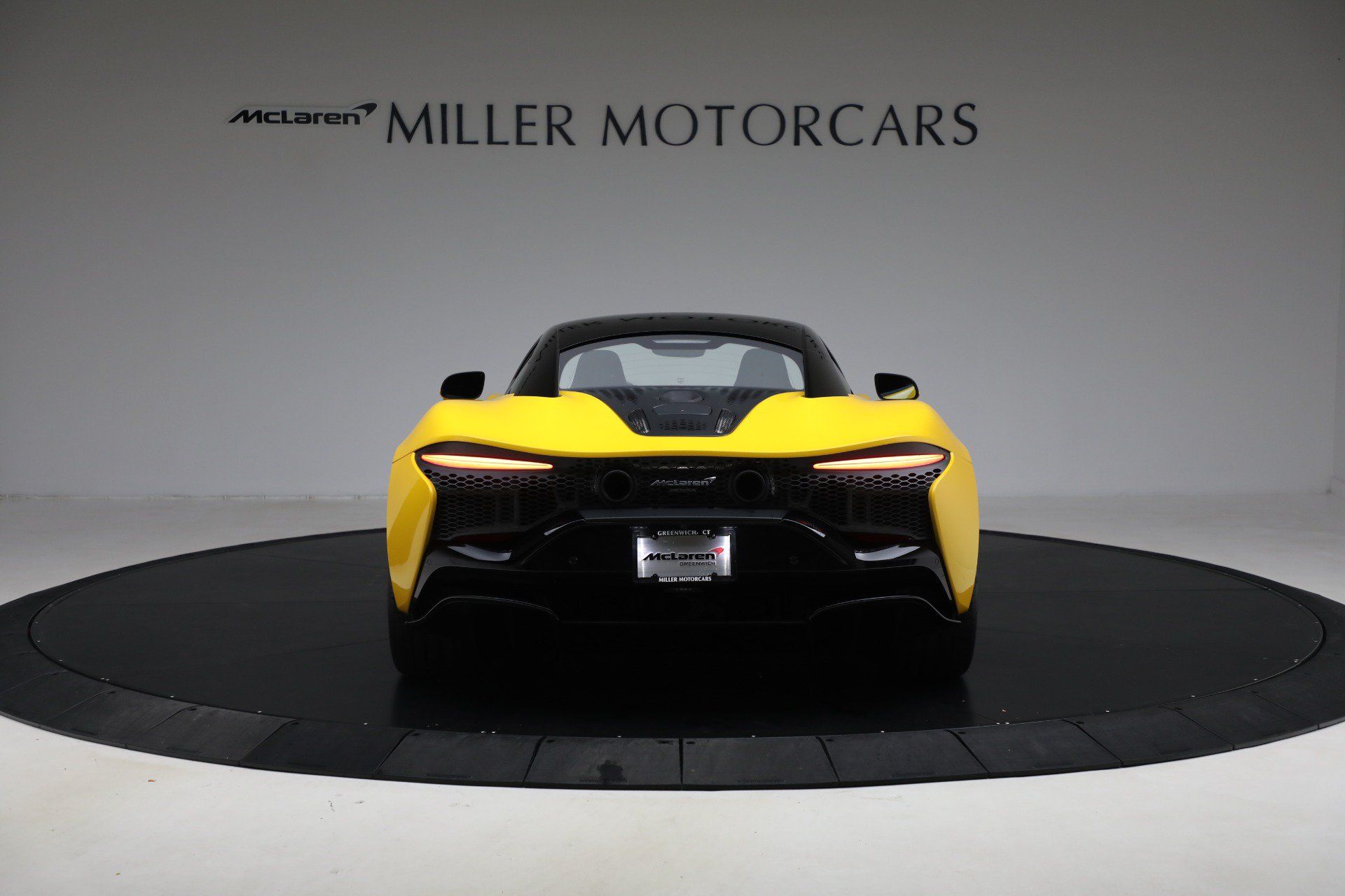 Used 2024 McLaren Artura RWD image 6