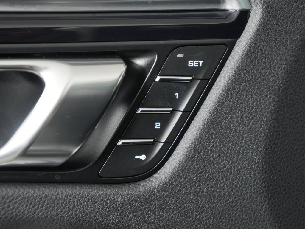 Certified 2023 Porsche Macan Turbo AWD/4WD image 15