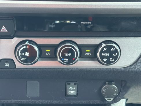 Used 2018 Toyota Tacoma SR5 AWD/4WD image 27