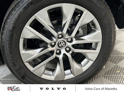 Used 2021 Toyota RAV4 XLE Premium image 17