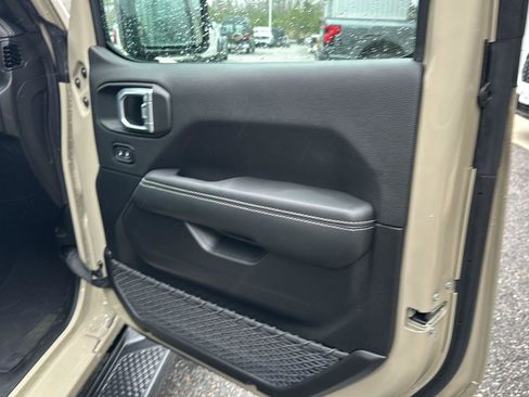 Used 2022 Jeep Gladiator Overland image 12