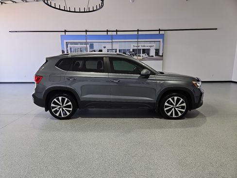Certified 2023 Volkswagen Taos SE w/ Panoramic Sunroof Package FWD image 9