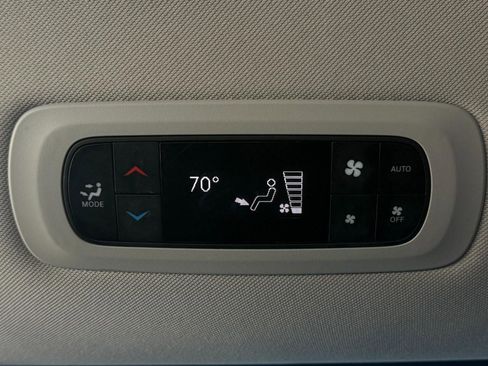 Used 2024 Chrysler Pacifica Touring-L image 32