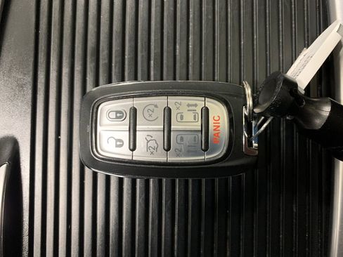 Used 2020 Chrysler Pacifica Limited image 36