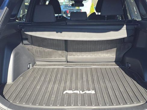 Used 2022 Toyota RAV4 SE image 11