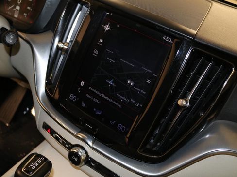 Used 2019 Volvo XC60 T5 Momentum w/ Premium Package image 27