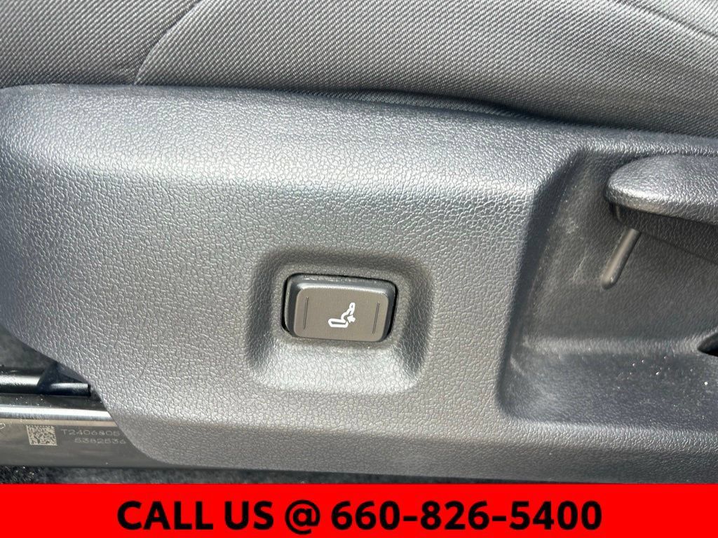 Used 2024 Toyota Tacoma TRD Off-Road AWD/4WD image 12
