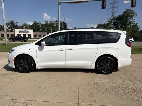 Used 2019 Chrysler Pacifica Touring-L w/ S Appearance Package FWD image 5
