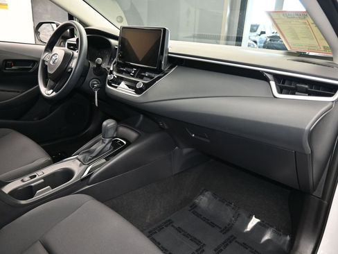 Used 2025 Toyota Corolla LE image 40