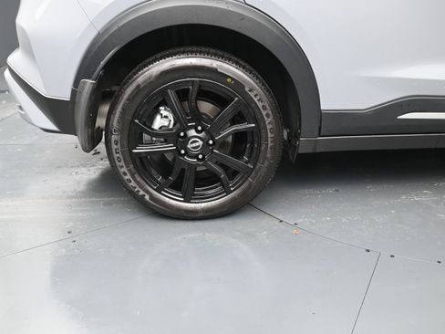 Used 2024 Nissan Kicks SR w/ SR Premium Package FWD image 9