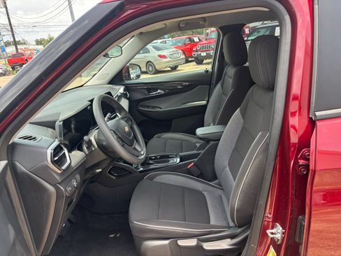 Used 2025 Chevrolet TrailBlazer LT AWD/4WD image 25