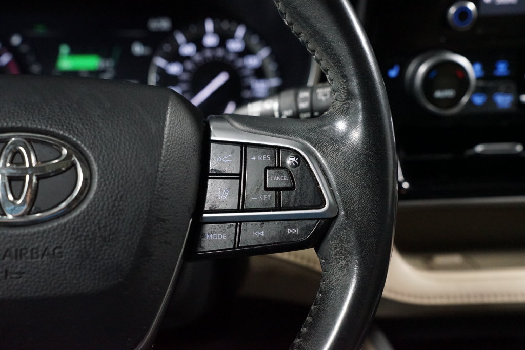 Used 2020 Toyota Highlander XLE FWD image 13
