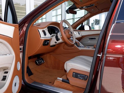 Used 2023 Bentley Bentayga Extended Wheelbase AWD/4WD image 27