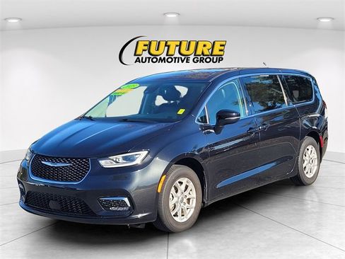Used 2023 Chrysler Pacifica Touring-L image 9