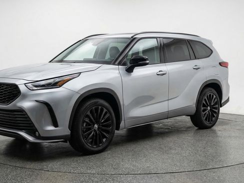 Used 2025 Toyota Highlander XSE image 3