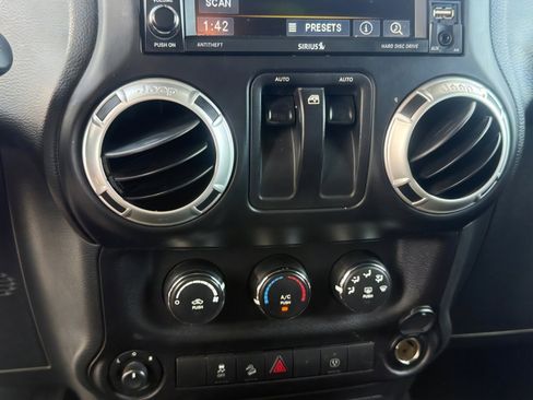 Used 2017 Jeep Wrangler Sahara w/ Connectivity Group image 20