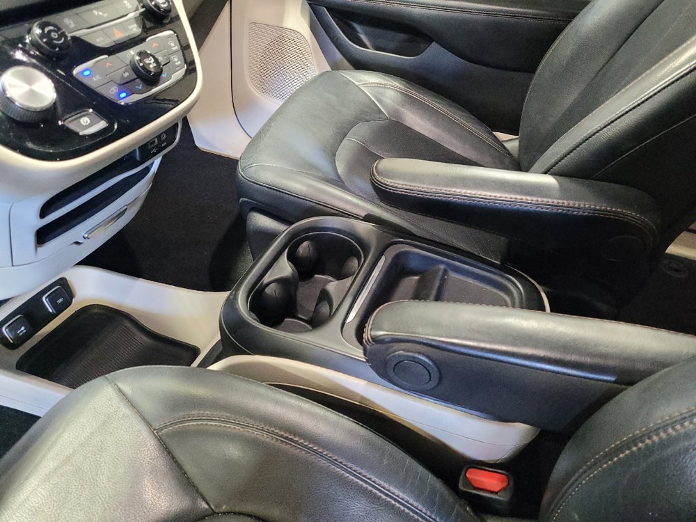 Used 2020 Chrysler Pacifica Touring-L FWD image 26