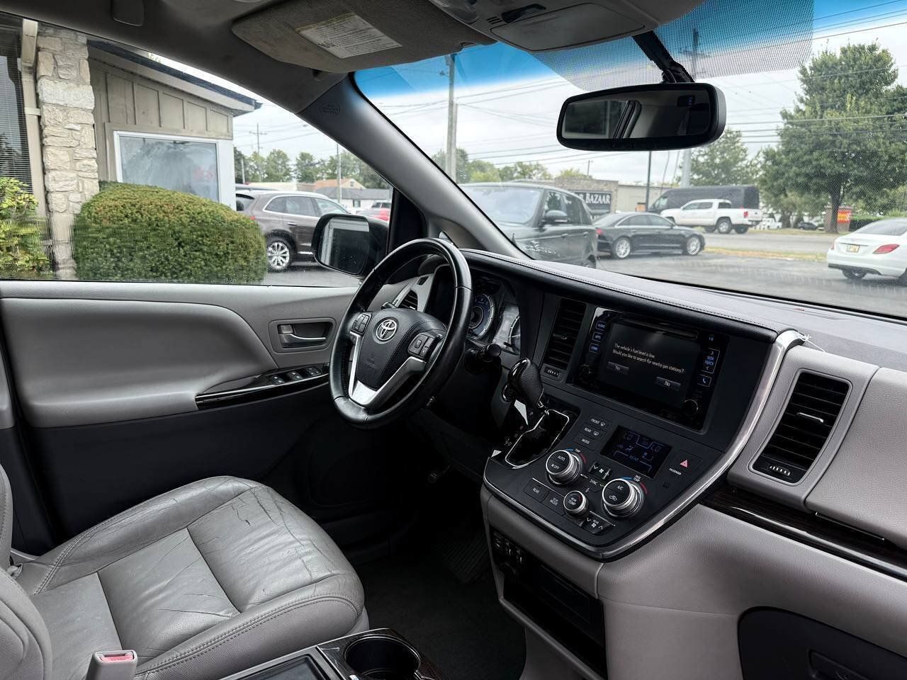 Used 2015 Toyota Sienna XLE w/ XLE Navigation Package FWD image 23