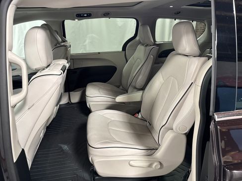 Used 2018 Chrysler Pacifica Limited w/ Advanced Safetytec Group FWD image 5