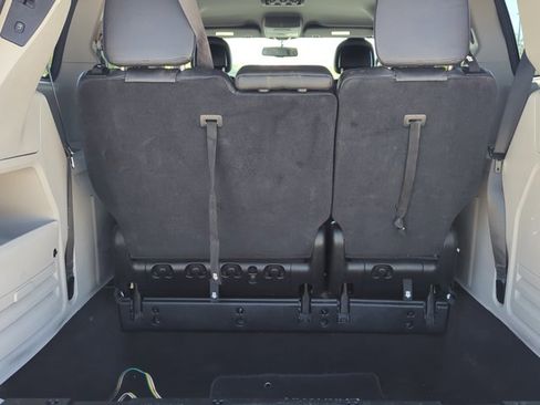 Used 2017 Dodge Grand Caravan SXT FWD image 24