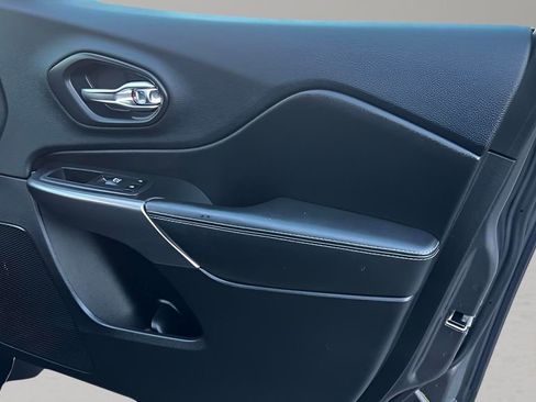 Used 2019 Jeep Cherokee Latitude Plus w/ Cold Weather Group image 35