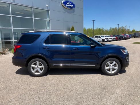 Used 2017 Ford Explorer XLT AWD/4WD image 2