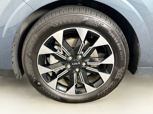 Used 2024 Kia Carnival EX FWD image 11