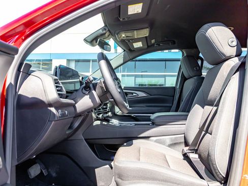 Used 2026 Chevrolet Traverse LT FWD image 7