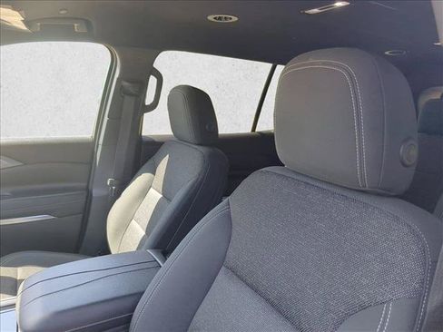 Used 2024 Chevrolet Traverse LT FWD image 16