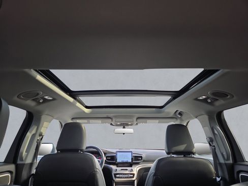 Used 2022 Ford Explorer XLT w/ Equipment Group 202A image 25