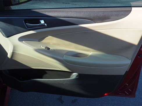 Used 2012 Hyundai Sonata Hybrid w/ Leather Pkg image 16