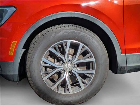Used 2019 Volkswagen Tiguan SE w/ Panoramic Sunroof Package image 9