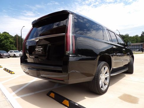 Used 2017 Cadillac Escalade ESV Luxury image 5