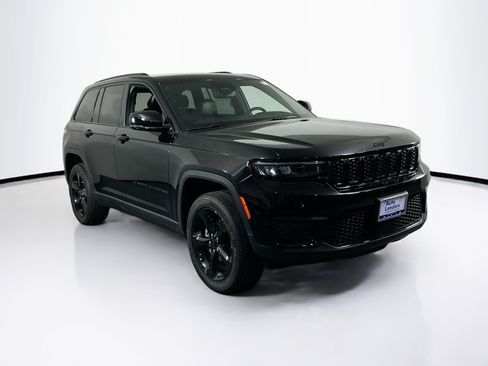 Used 2023 Jeep Grand Cherokee Altitude AWD/4WD image 3