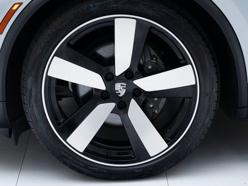 Used 2024 Porsche Macan 4 Electric image 12