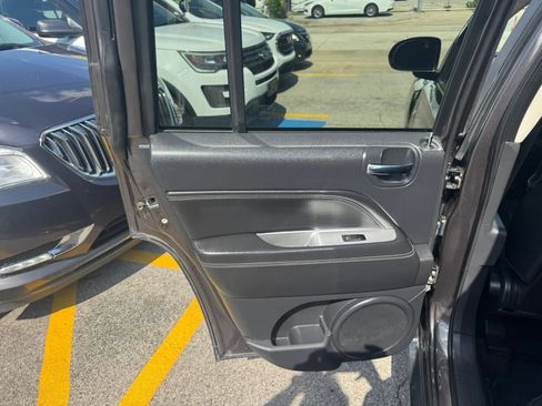 Used 2016 Jeep Compass Latitude AWD/4WD image 9