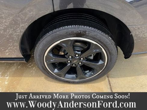 Used 2023 Ford Expedition Limited AWD/4WD image 4