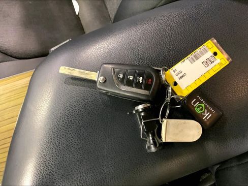 Used 2019 Toyota Camry LE image 14