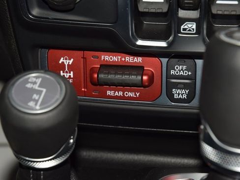 Used 2025 Jeep Wrangler Rubicon w/ Technology Group image 35