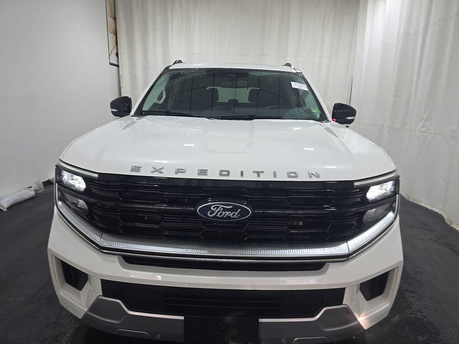 Used 2026 Ford Expedition Platinum w/ Driver's Package AWD/4WD image 4