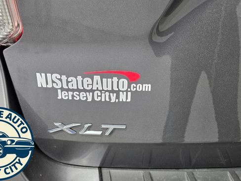 Used 2022 Ford Explorer XLT AWD/4WD image 35