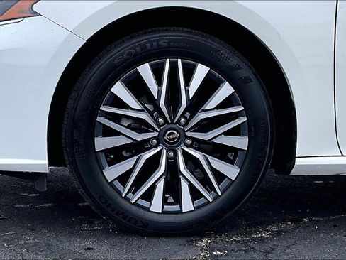 Used 2025 Nissan Altima 2.5 SV image 8