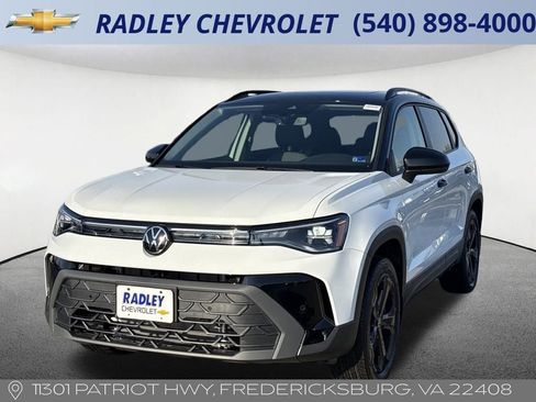 Used 2025 Volkswagen Taos SE image 1