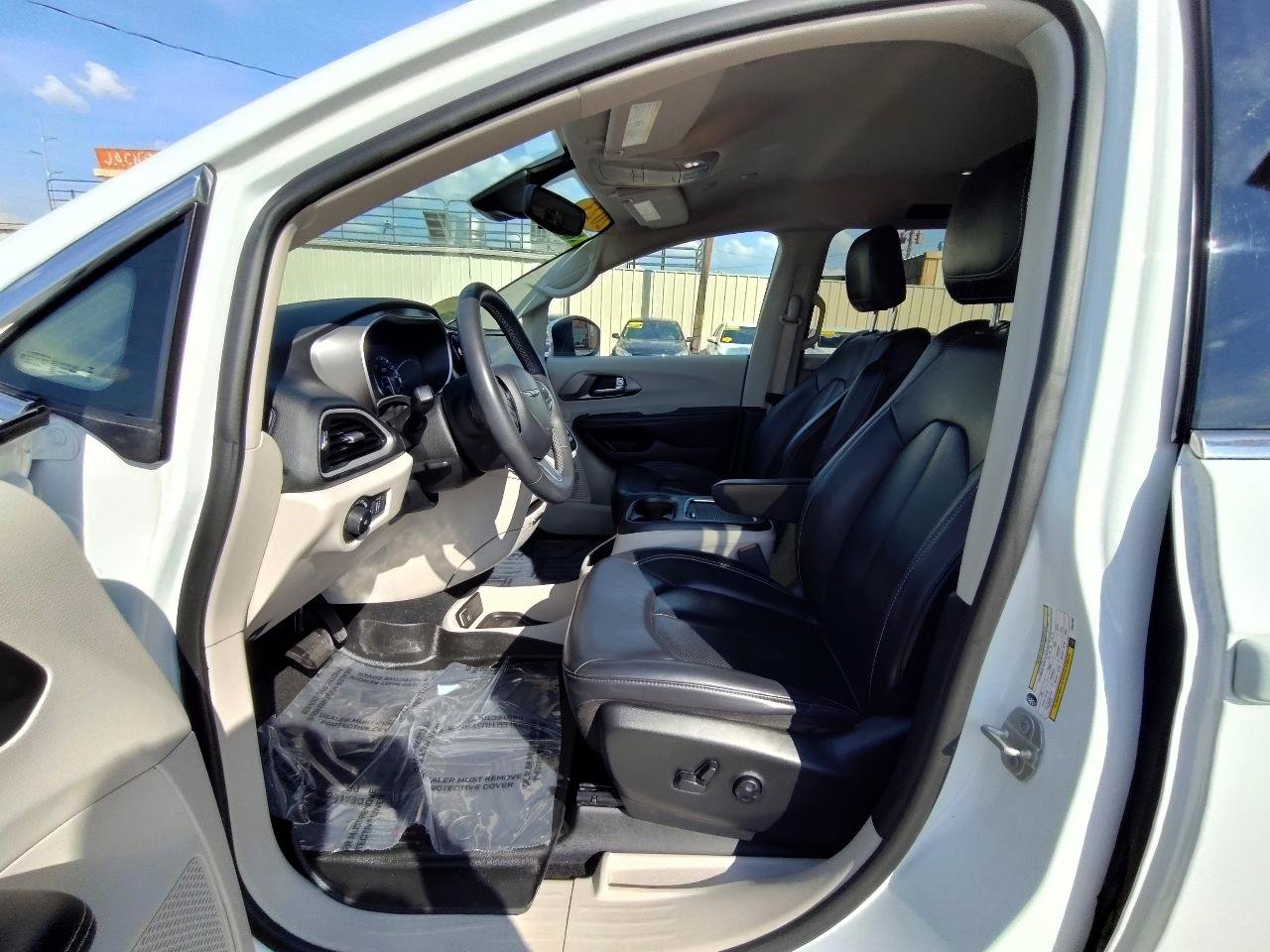 Used 2023 Chrysler Pacifica Touring-L FWD image 14