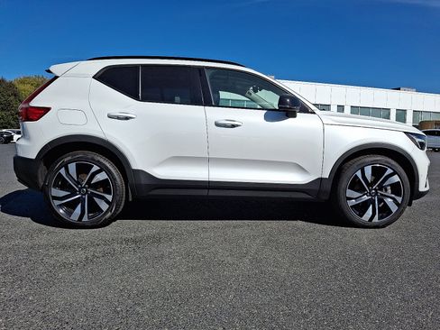 Used 2023 Volvo XC40 B5 Plus w/ Driver Assist Package image 7