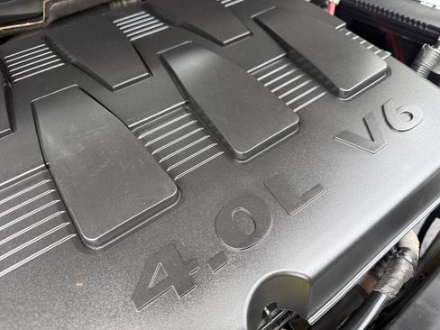 Used 2010 Chrysler Town & Country Touring FWD image 18