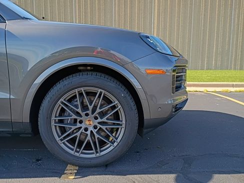 Certified 2025 Porsche Cayenne AWD/4WD image 7