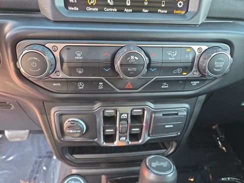 Used 2022 Jeep Wrangler Unlimited Sahara AWD/4WD image 28
