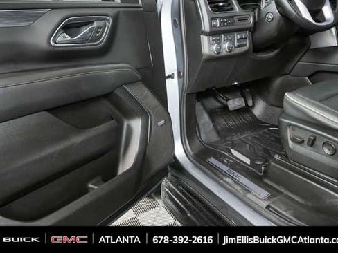 Used 2024 GMC Yukon SLT w/ SLT Luxury Package AWD/4WD image 8