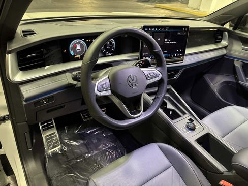 Certified 2025 Volkswagen Tiguan SE R-Line image 23